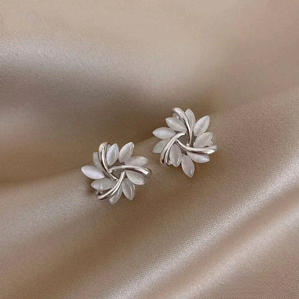 Brincos Sienna™ da Rose & Oliver com flores de opala elegantes em forma de círculo para pets, acessórios delicados e sofisticados.