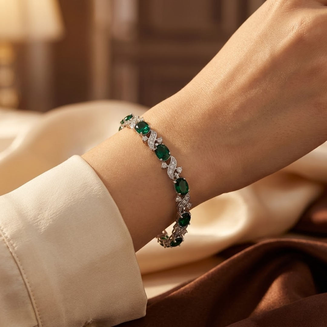 Pulseira vintage de prata com elos e detalhes de esmeralda, marca Rose & Oliver, estilo clássico e elegante.