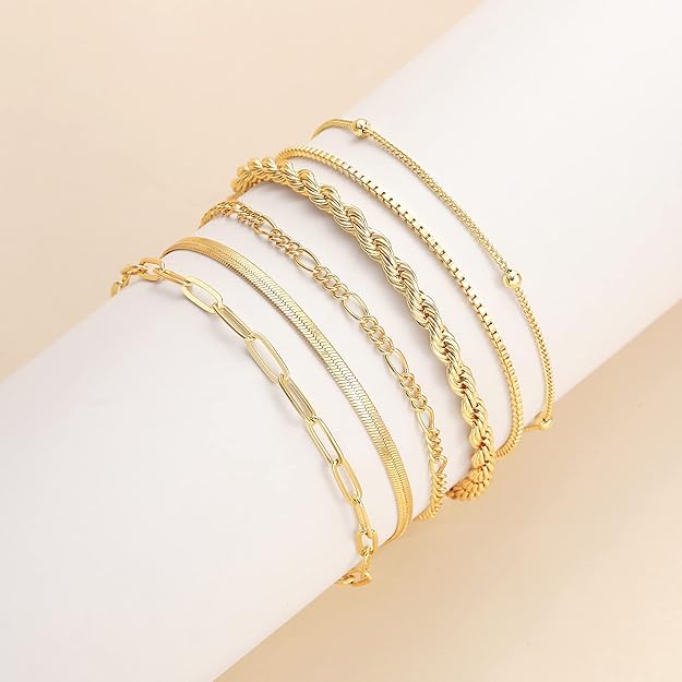 Conjunto de pulseiras douradas Vernetta™ da Rose & Oliver, com detalhes elegantes e acabamento brilhante.