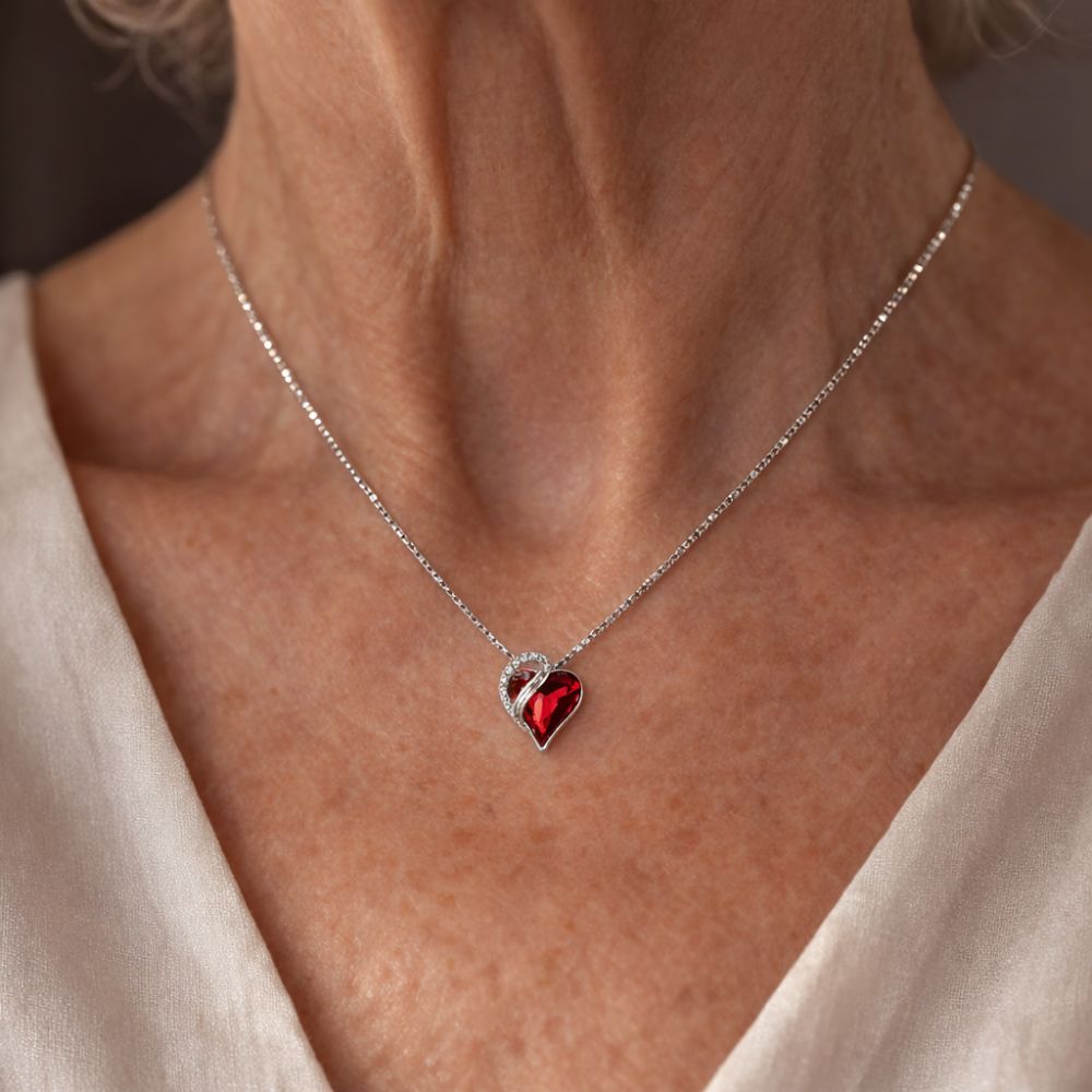 Colar infinito com coração e rubi da Rose & Oliver, com pingente delicado e detalhes elegantes em metal prateado.
