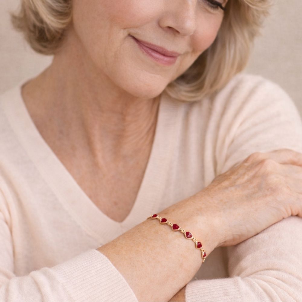 Pulseira Ophelyra Garnetelle da Rose & Oliver com acabamento dourado, detalhes elegantes e fecho ajustável.