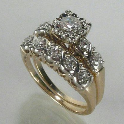 Anel vintage dourado com acabamento brilhante da marca Rose & Oliver, destaque em joalheria elegantes e sofisticados.