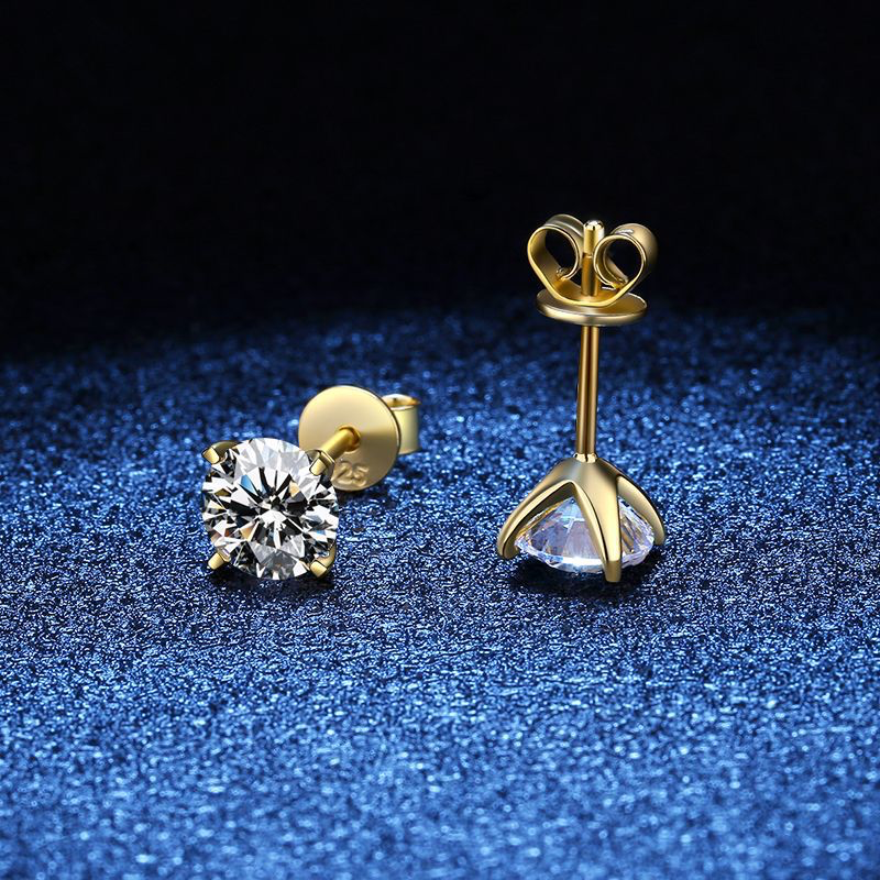 Brincos femininos dourados Tera™ da Rose & Oliver, detalhes elegantes em ouro, visíveis na imagem.