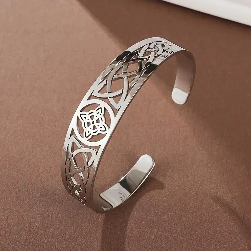 Pulseira aberta de prata vazada Rose & Oliver com acabamento em ouro branco, detalhamento delicado e elegante.