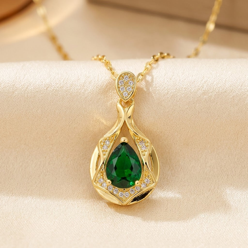Colar com pingente de gota de esmeralda dourada da Rose & Oliver, peça elegante com detalhe em pedra preciosa.