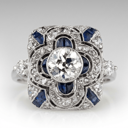 Anel vintage de prata com diamantes e safira azul, design elegante da marca Rose & Oliver, destaque na imagem.