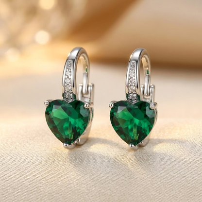 Brincos de argola prateados com coração de esmeralda, estilo elegante da marca Rose & Oliver