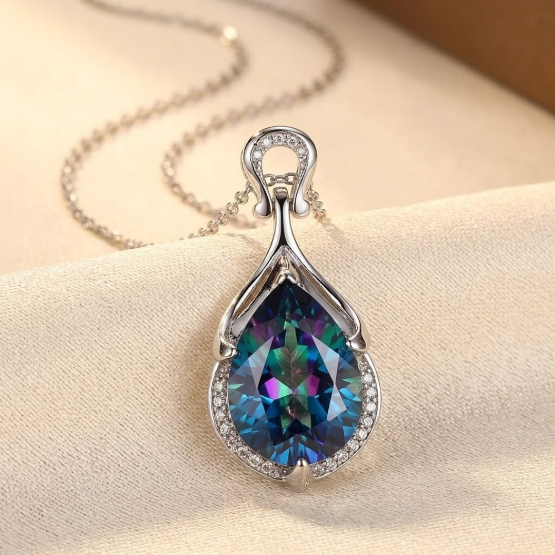 Colar de prata com pingente em forma de lágrima de safira azul, joia elegante da marca Rose & Oliver.