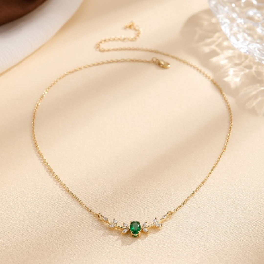 Colar minimalista com esmeralda dourada da Rose & Oliver, design delicado e elegante, destaque na imagem.