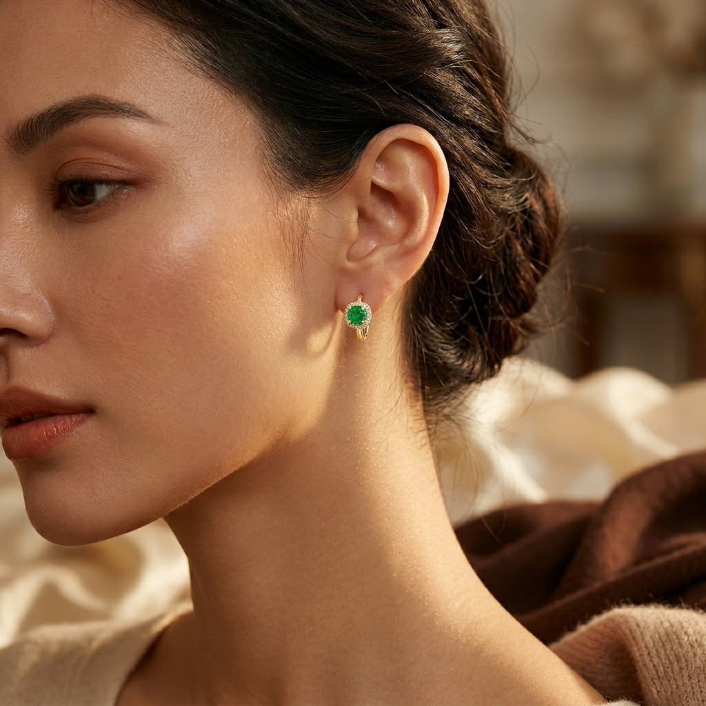 Brincos de argola dourados com zircônias verdes em estilo halo, da marca Rose & Oliver, com detalhes elegantes e brilhantes.