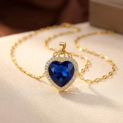 Colar de ouro com coração de safira da Rose & Oliver, destaque para pingente de coração com detalhes em safira azul.