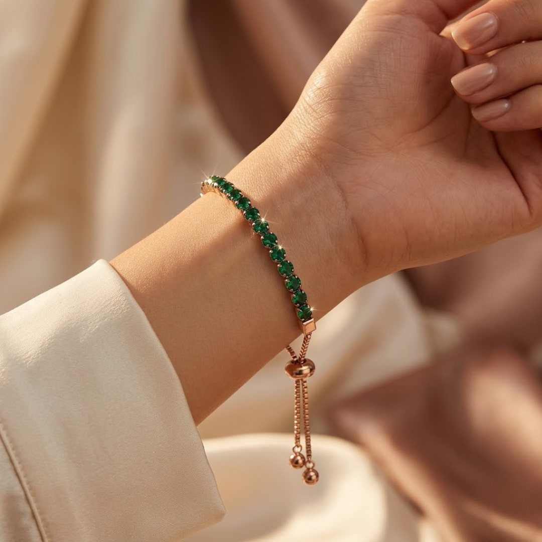 Pulseira de tênis ajustável Rose & Oliver com elos de ouro e esmeraldas verdes, elegante e moderna para o pulso.