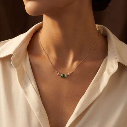 Colar minimalista com pingente de esmeralda e acabamento dourado da Rose & Oliver, estilo delicado e elegante.