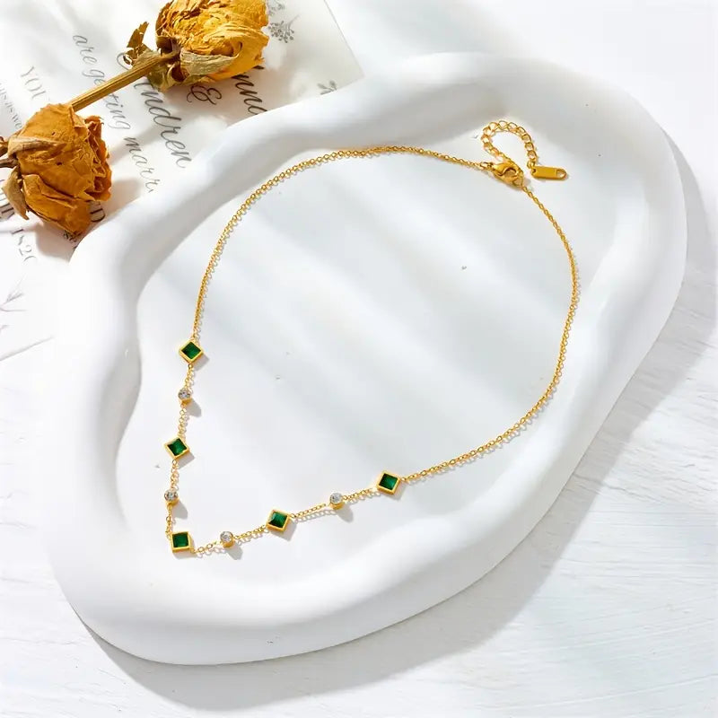 Colar geométrico com esmeraldas douradas da Rose & Oliver, destaque em estilo elegante e sofisticado.