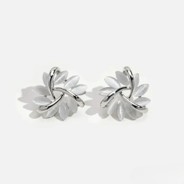 Brincos de argola elegantes com pedra de opala em formato de pétala, da marca Rose & Oliver.