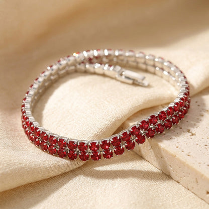Pulseira de tênis com rubis e prata da Rose & Oliver, detalhes de pedras vermelhas brilhantes e acabamento prateado elegante