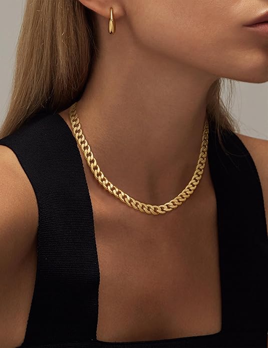 Colar Cavaro™ Rose & Oliver com links cubano dourados, estilo chunky e resistente, detalhe de acessórios de moda em destaque