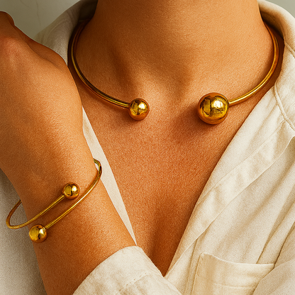 Conjunto de pulseiras douradas Glow™ da Rose & Oliver, com detalhes elegantes e acabamento brilhante.