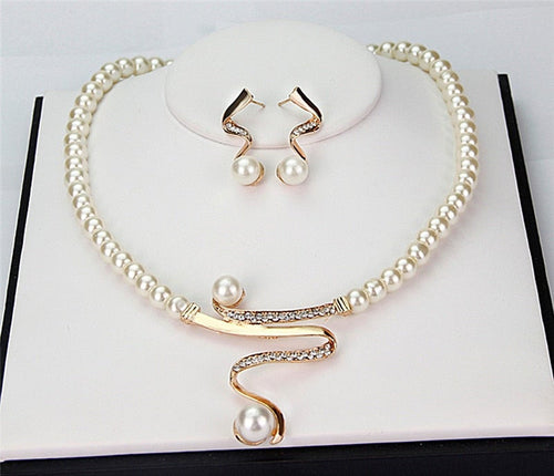 Conjunto de brincos e colar de pérolas naturais Rose & Oliver, brincos com pérolas brancas e detalhes elegantes.