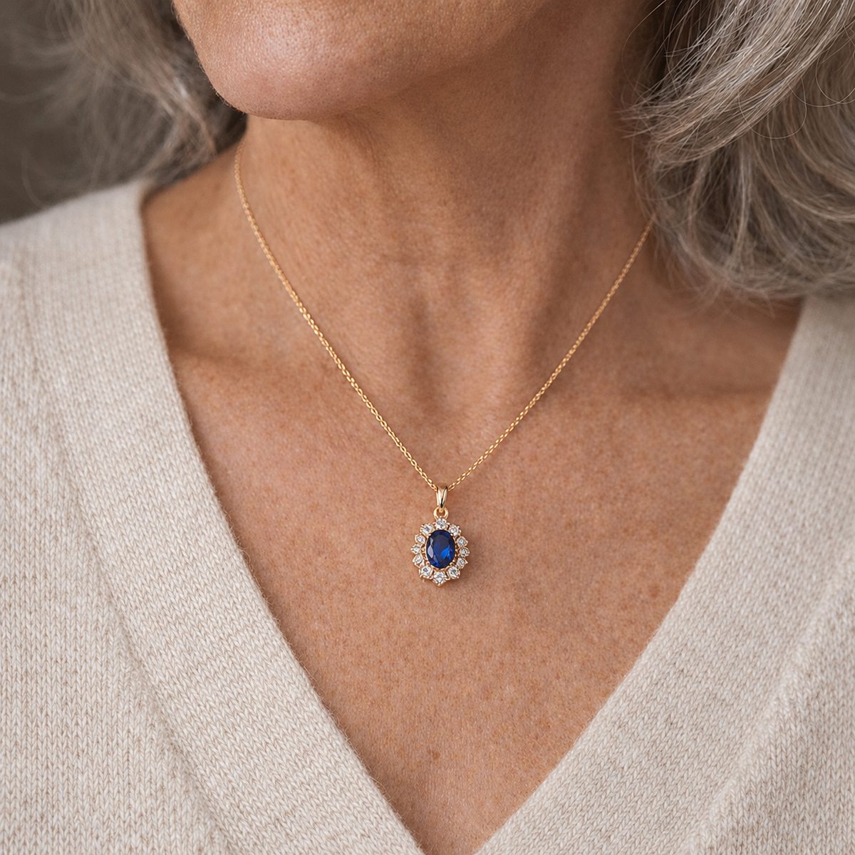 Colar Kavella Noctazure da Rose & Oliver com pingente azul escuro e detalhes elegantes em prata, exibido em fundo neutro.