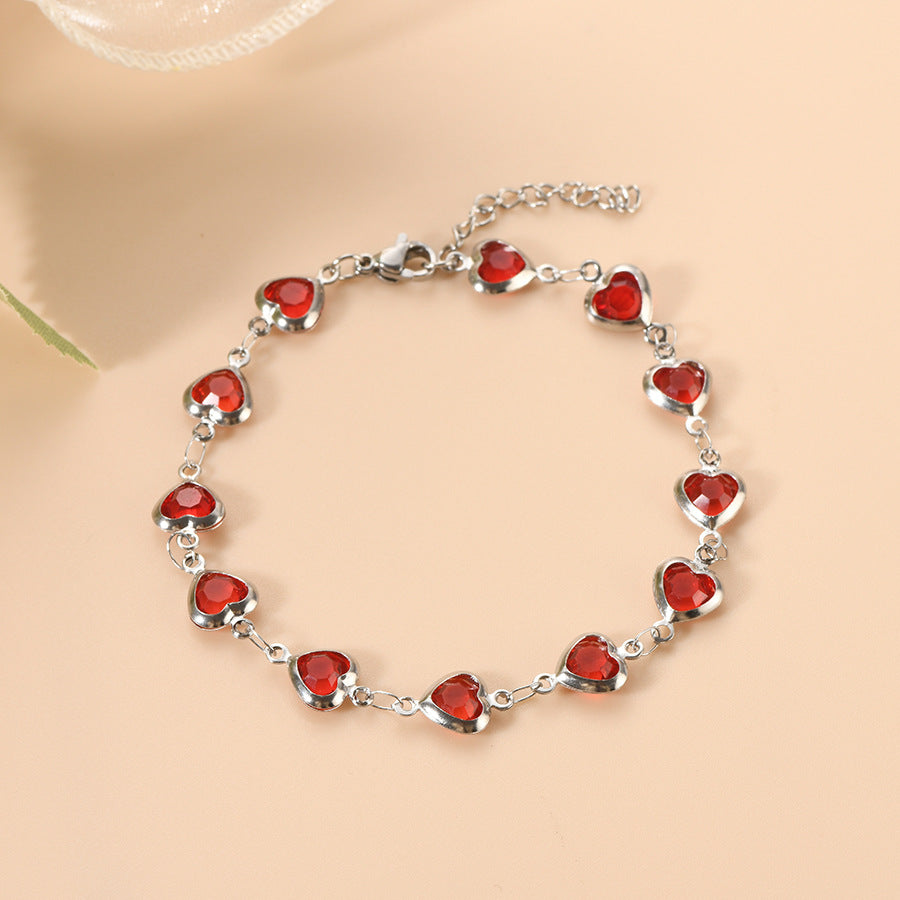 Pulseira de aço prateado com coração de rubi da Rose & Oliver, com detalhes elegantes e design delicado.