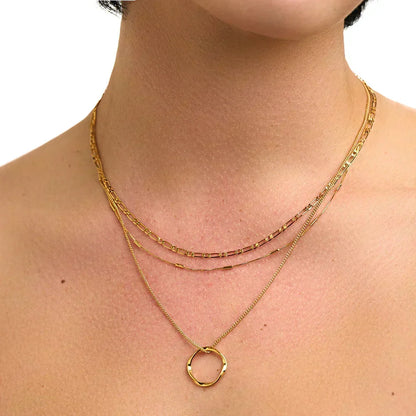 Colar Circa™ Rose & Oliver com três fileiras de círculos abertos em acabamento dourado, estilo elegante e moderno.