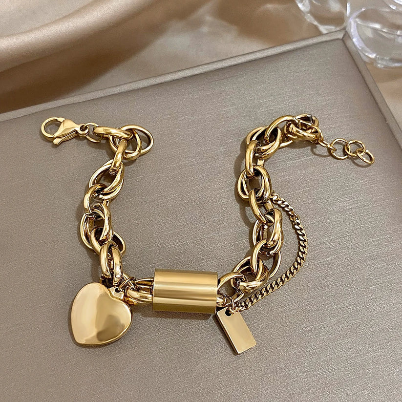 Pulseira chunky Heartened em ouro da Rose & Oliver, com design robusta e detalhes elegantes.