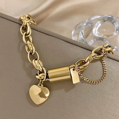 Pulseira chunky dourada Heartened por Rose & Oliver com elos grossos, acessório de moda elegante e moderno.