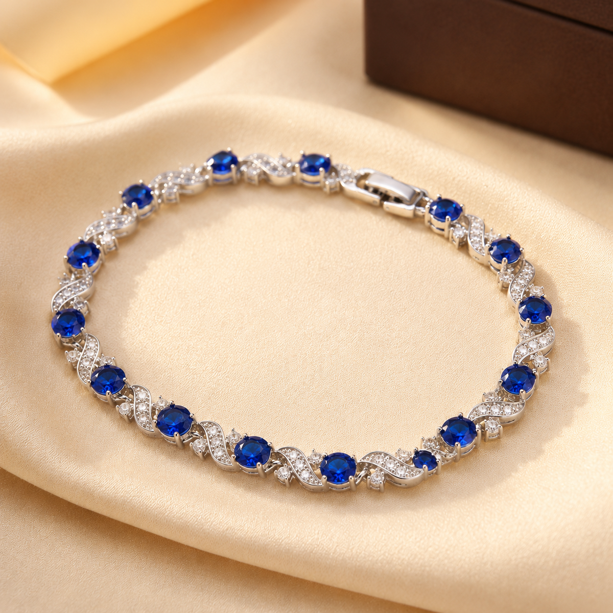 Pulseira de prata com detalhes florais e safiras, estilo link, da marca Rose & Oliver, exibida com acabamento elegante.