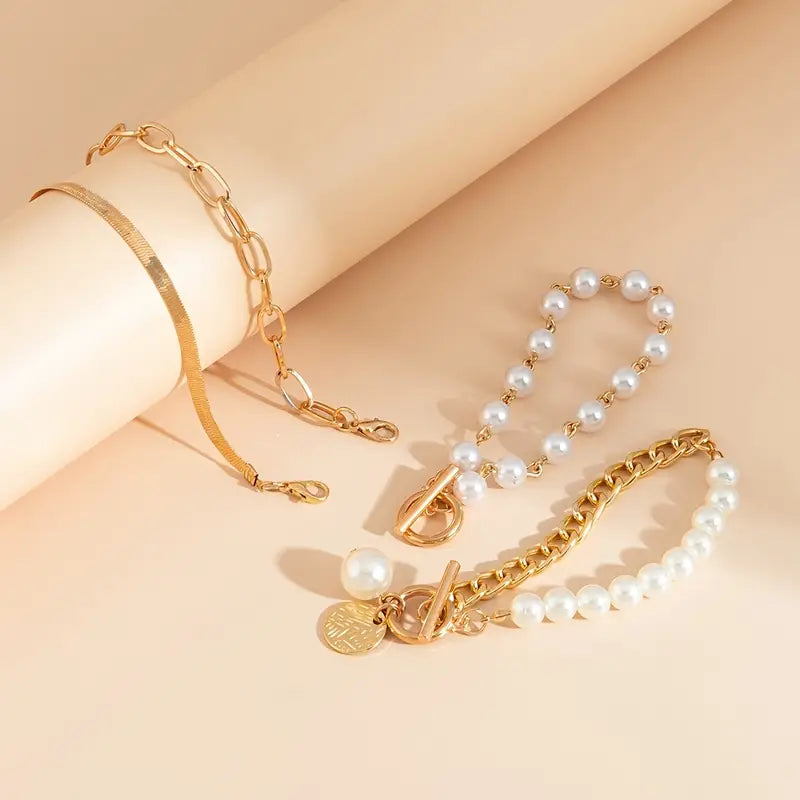 Conjunto de 4 pulseiras douradas com detalhes de cobra, pérolas e elos, da Rose & Oliver, estilo elegante e sofisticado.