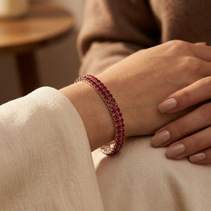 Pulseira de tennis prata com rubis Rose & Oliver, detalhes brilhantes e elegantes, ajustada no pulso com pedras vermelhas e prata.