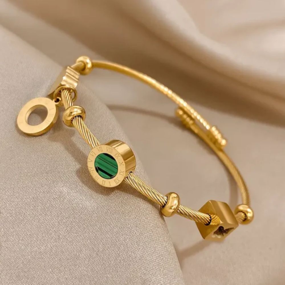 Pulseira Emerance Gold da Rose & Oliver, com acabamento dourado elegante, mostrada em detalhes na imagem.