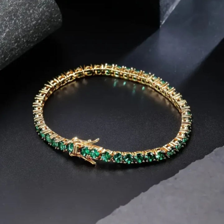 Pulseira Aliona Virelli da Rose & Oliver com detalhes delicados e acabamento em metal dourado, vista frontal no estilo close-up.