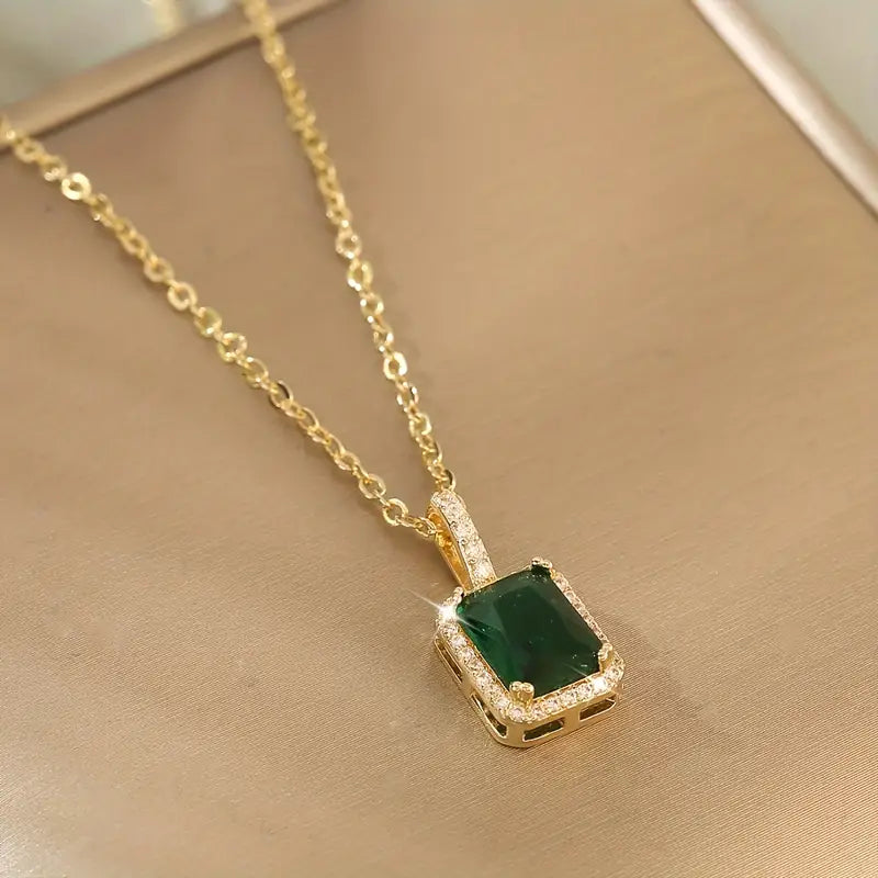 Colar retangular com esmeralda dourada e halo de diamantes, marca Rose & Oliver, joia elegante para ocasiões especiais