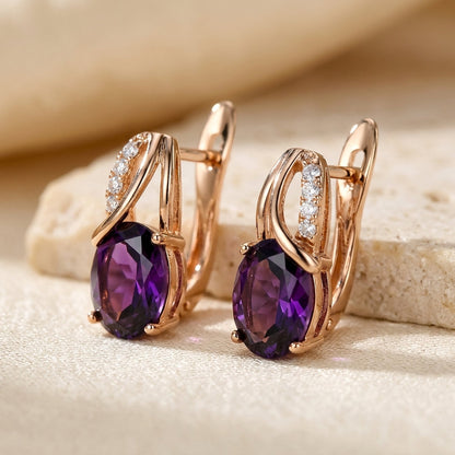 Brincos de argola em ouro com ametista da marca Rose & Oliver, mostrando os detalhes das pedras e do acabamento dourado
