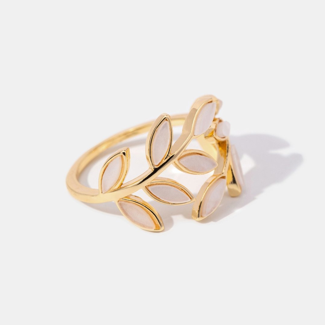 Anel Rose & Oliver com acabamento dourado e detalhe de folha de ouro, design delicado e elegante para uso diário.