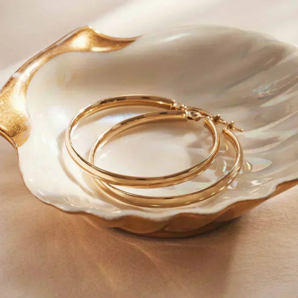 Brincos dourados Serane™ da Rose & Oliver, estilo elegante com acabamento brilhante, detalhes refinados em ouro.