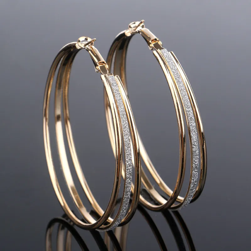 Brincos Aurielle™ vintage dourado banhado a ouro com detalhes brilhantes, da marca Rose & Oliver, para um visual elegante e sofisticado.