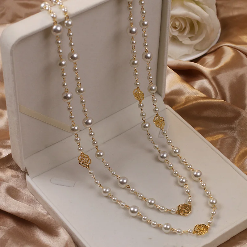 Colar elegante de pérolas douradas da Rose & Oliver, com detalhes refinados e design clássico, em uma imagem close-up.