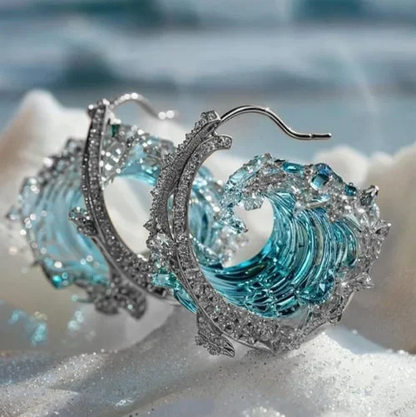 Brincos Ocean's Oath da Rose & Oliver com design inspirado no oceano, detalhes elegantes e acabamento brilhante.