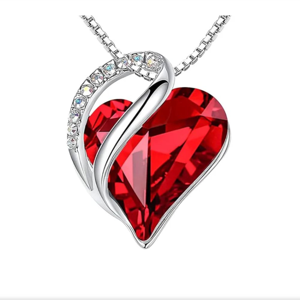 Colar Infinity Heart Ruby da Rose & Oliver com pingente de coração e rubi, em prata, exibido em close na imagem.