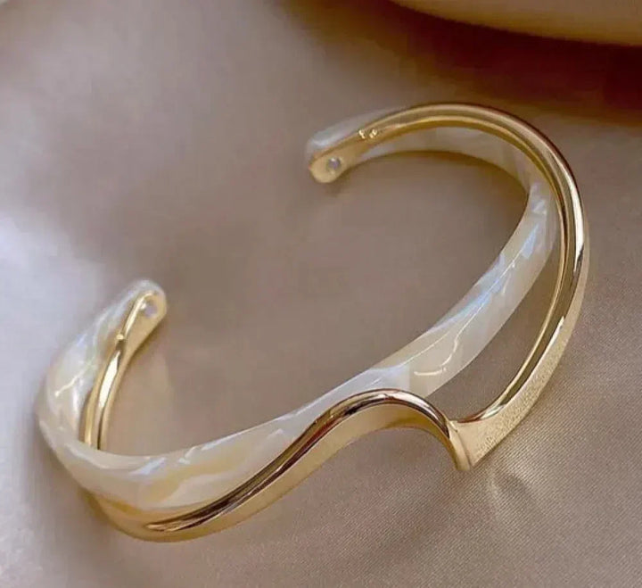 Pulseira elegante de ouro com opala branca, da marca Rose & Oliver, mostrada em detalhe na imagem.